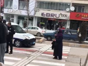 Valilik Önünde Boynuna Bıçağı Dayayan Kadını Polis İkna Etti