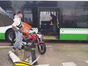 Bursa’da Öğrenci Servisi İle Otobüs Çarpıştı: 7 Yaralı