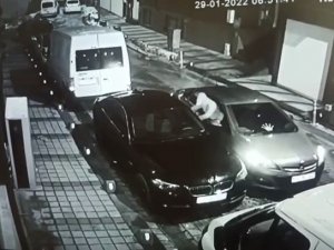 Lüks Araçtan Dijital Konsolu Çalan Hırsızlar Kamerada