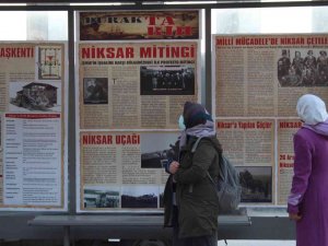 Durakta Dolmuş Beklerken İlçenin Tarihini Okuyorlar