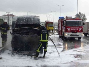 Antalya’da Tur Minibüsü Alev Alev Yandı, Turistler Canlarını Zor Kurtardı