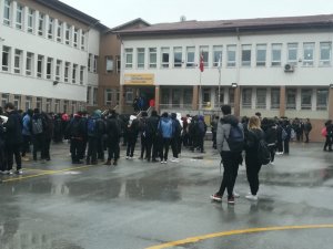 Okul Kantininde Çıkan Yangın Paniğe Sebep Oldu