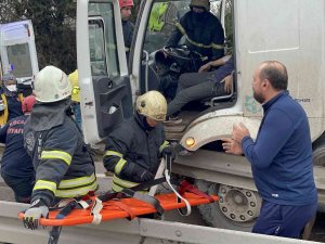 Otomobile Çarpmamak İçin Manevra Yapınca Bariyerlere Girdi