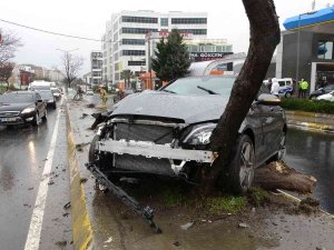 Pendik’te Aşırı Hızlı Otomobil, Aydınlatma Direği Ve Ağaca Çarpıp Yerinden Söktü