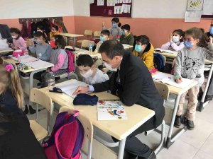 Burhaniye Kaymakamı İ̇lyas Memiş, Hacı Mustafa Müdüroğlu Ortaokulunu Ziyaret Etti