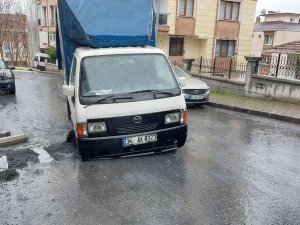 Kamyonet İ̇ski̇’nin Toprakla Doldurduğu Çukura Saplandı