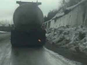 Yanıcı Madde Taşıyan Tanker Alev Aldı, Sürücüler Kornoya Basarak Faciayı Önledi