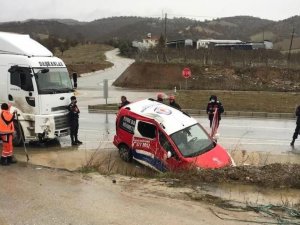 Hafif Ticari Araç Tıra Arkada Çarptı: 4 Yaralı