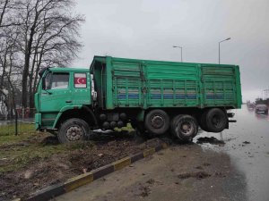 Yoldan Çıkan Kamyon Refüje Çıktı