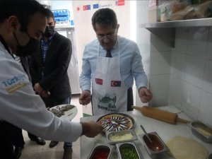 Rektör Aşçı Önlüğünü Giydi, Yosun Unundan Hamsili Pizza Yaptı