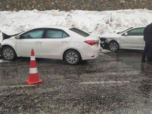 İ̇ki Otomobil Çarpıştı: 1 Yaralı