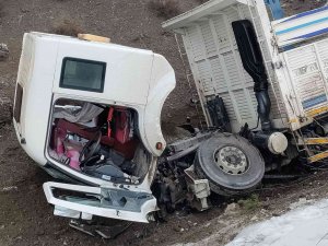 Adıyaman’da Kamyon Dereye Yuvarlandı: 1 Yaralı