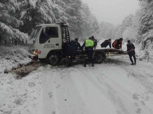 Karda Mahsur Kalan Sürücülerin İmdadına Jandarma Yetişti