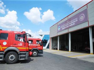 Bina Çatısından Havalandırma Boşluğuna Düşerek Yaralandı