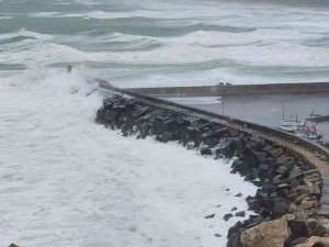 Karaburun’da Dev Dalgalar Oluştu, Balıkçılar Denize Açılamadı