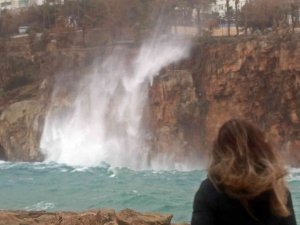 Şiddetli Fırtına Otel Çatısındaki Tente Ve Malzemeleri Savurdu