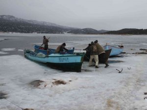 Donan Gölde Adada Mahsur Kalan Besiciler, Dönüş Yolunda Tekneleri Buzlar Arasında Sıkışınca Kurtarıldı