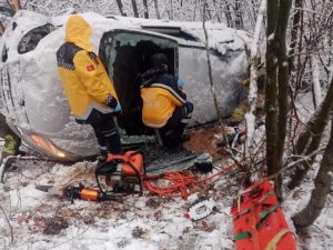 Otomobil Takla Atıp Şarampole Yuvarlandı: 3 Yaralı