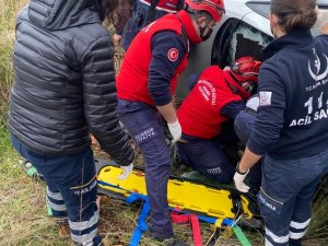 Takla Atan Otomobilde Sıkışan Sürücüyü İtfaiye Kurtardı