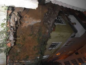 Eyüpsultan’da 3 Katlı Binanın İstinat Duvarı Çöktü
