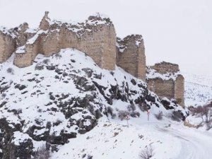 Hurman Kalesi Beyaz Örtüye Büründü