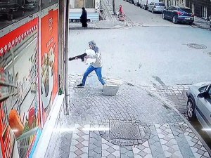 Sultangazi’de Dehşet Anları Kamerada: Arkadaşını Pompalı Tüfekle Vurdu