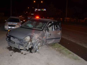 Kaza Yaptıkları Aracı Bırakıp Kaçtılar
