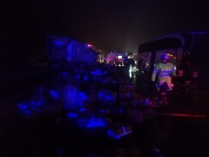 Tem Otoyolunda Yolcu Otobüsü Tıra Çarptı: 1 Ölü, 13 Yaralı