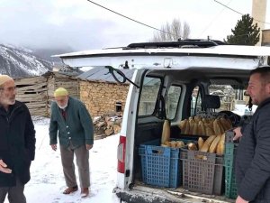 Bayburtlu Fırıncı Karlı Yolları Aşarak Yıllardır Köylere Ekmek Götürüyor