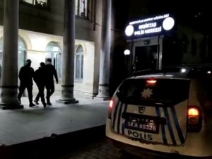 İ̇stanbul’da Bıçaklı Gasp Dehşeti Kamerada: Darp Edildi, Bıçaklandı, Gaspçının Bacağına Sarıldı