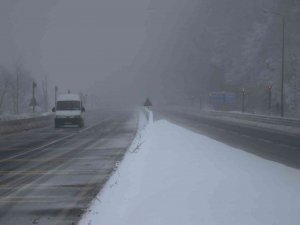 Bolu Dağı’nda Kar Yağışı Ve Sis Etkili Oluyor
