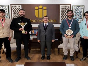 Rektör Kızılay’dan Başarılı Sporculara Hediye