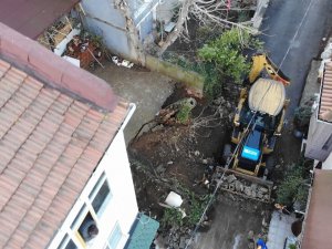 Üsküdar’da Yağmura Dayanamayan İstinat Duvarı Çöktü