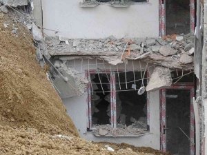 İ̇stinat Duvarı Çöktü, İnşaat Halindeki Binada Zarar Oluştu
