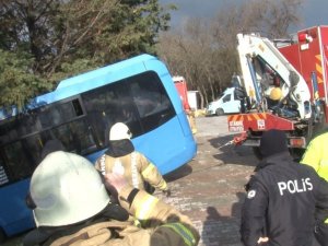 Üsküdar’da Freni Boşalan Minibüs, Rampadan E-5 Kenarına Uçtu