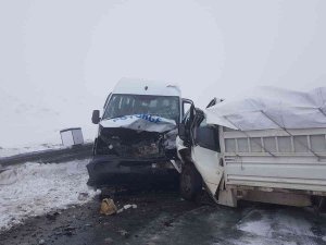 Minibüs İle Kamyonet Kafa Kafaya Çarpıştı: 9 Yaralı