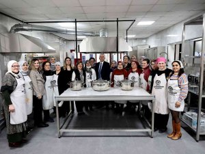 Büyükşehirde Aşçı Yardımcılığı Kursu Devam Ediyor