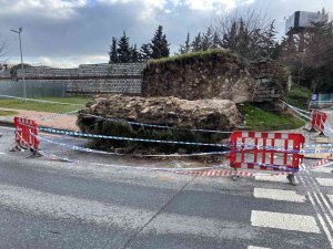 Fatih’te Tarihi Surların Bir Bölümü Yola Devrildi