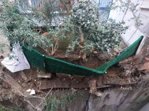 Şişli’de Bir Binanın Bahçesi Duvarla Birlikte Çöktü