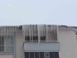 Çatılarda Oluşan Buz Sarkıtları 3 Metreyi Buldu