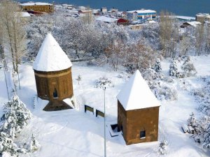 Kubbeleri Beyaza Bürünen Ahlat Kümbetlerinden Masalsı Görüntüler