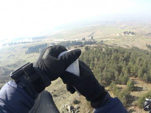 Kuşlar Aç Kalmasın Diye Paraşütle Dağı Bombaladılar