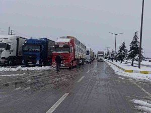 Konya Antalya Yolunda Kar Yağışı Trafikte Aksamalara Sebep Oluyor