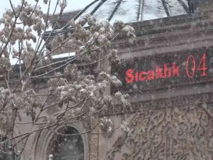 Aksaray’da Sabah Başlayan Kar Yağışı Etkili Oluyor