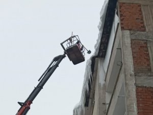 Bingöl’de Buz Sarkıtları Temizleniyor