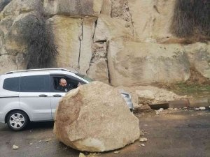 Nevşehir’de Kopan Kaya Parçası Yola Yuvarlandı