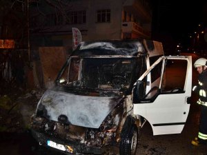 Park Halindeyken Yanan Minibüs Kullanılamaz Hale Geldi