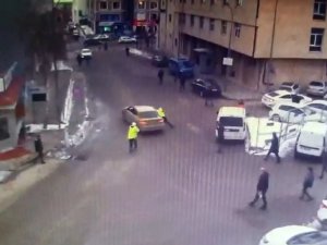 Taksicinin Aracını Bağlamak İsteyen Polisi Sürüklediği Anlar Kamerada