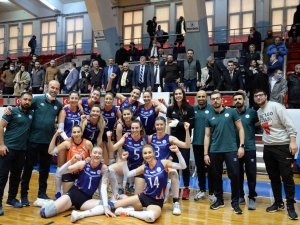 Türkiye Kadınlar Voleybol 1. Ligi: Çukurova Belediyesi: 3 - Vakıfbank: 0
