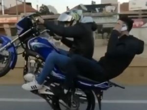 Trafikte Tek Teker Üzerinde Giden Motosiklet Sürücüsüne 2 Bin 400 Lira Ceza